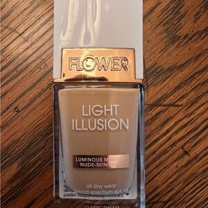 ❌ SOLD ❌ Light Illusion Foundation - Classic Tan